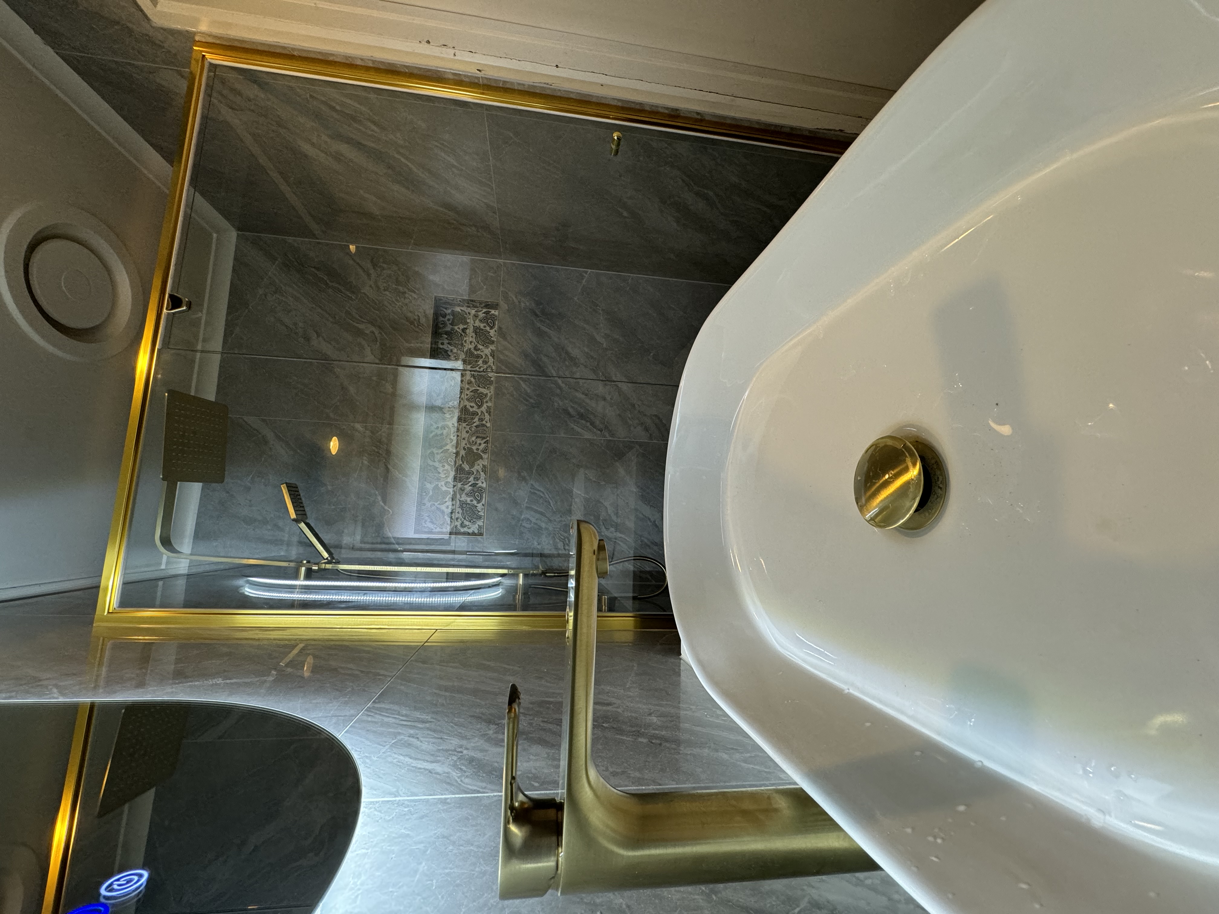 Contemporary bathroom tiling